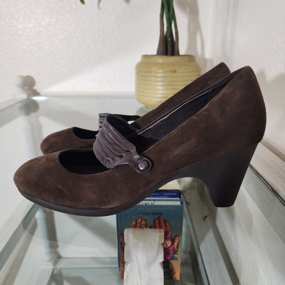 Anthropologie Joy Chen Brown Suede and Leather Mary Jane Pumps - Picture 4 of 6